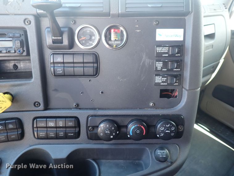 image for item DI1986 2016 Freightliner Cascadia  semi truck