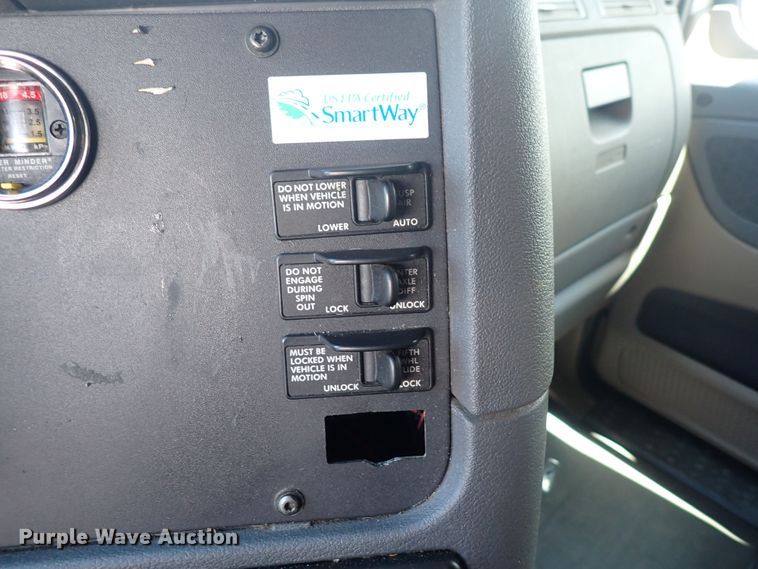 image for item DI1986 2016 Freightliner Cascadia  semi truck