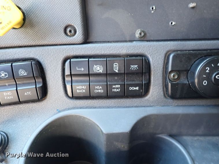 image for item DI1986 2016 Freightliner Cascadia  semi truck