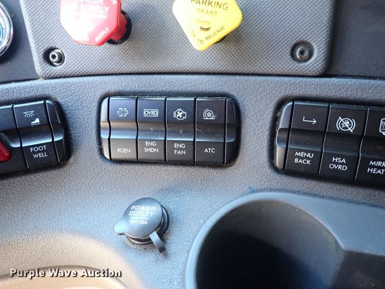 image for item DI1986 2016 Freightliner Cascadia  semi truck