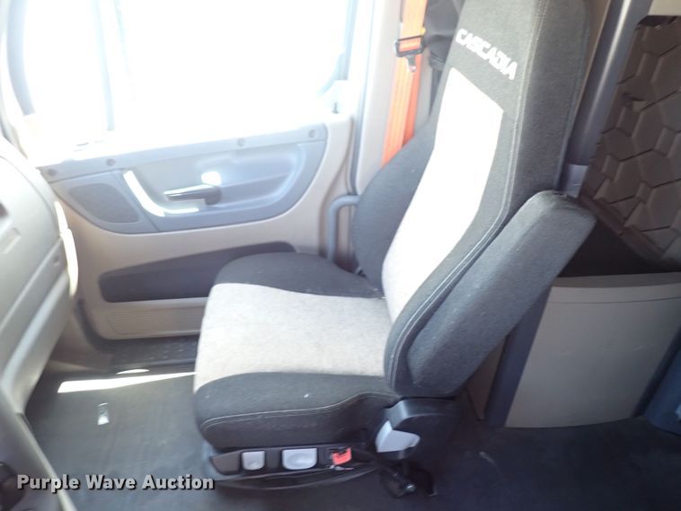 image for item DI1986 2016 Freightliner Cascadia  semi truck