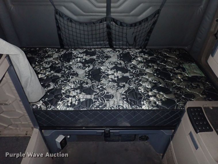 image for item DI1986 2016 Freightliner Cascadia  semi truck