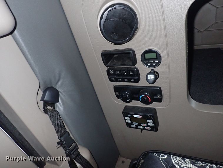 image for item DI1986 2016 Freightliner Cascadia  semi truck