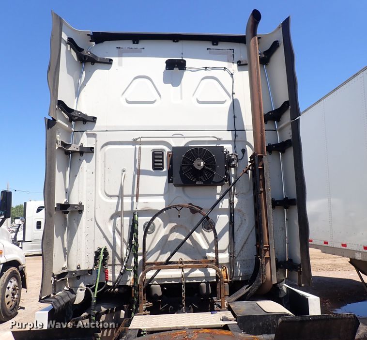 image for item DI1986 2016 Freightliner Cascadia  semi truck