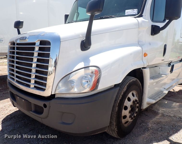 image for item DI1986 2016 Freightliner Cascadia  semi truck