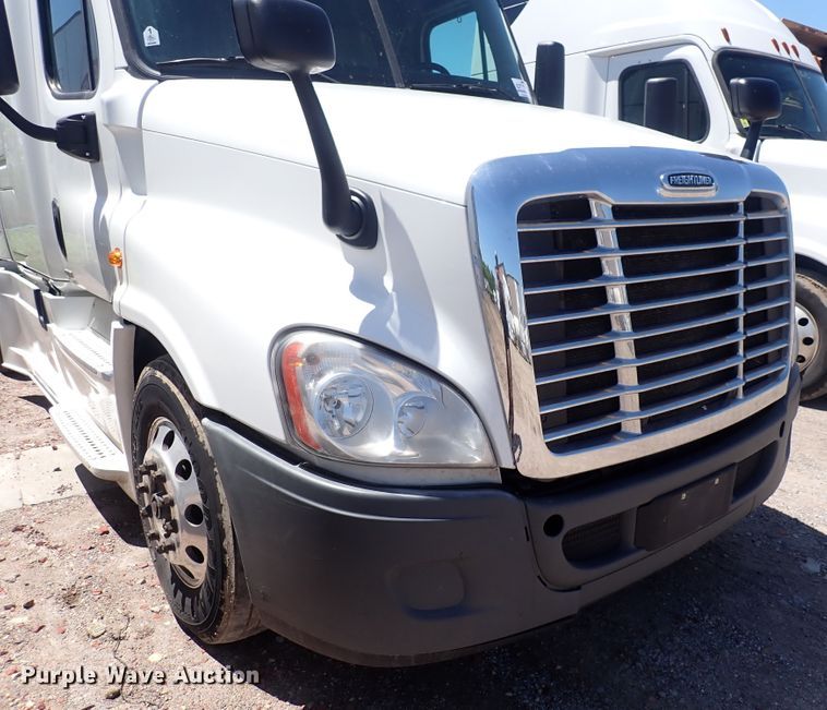 image for item DI1986 2016 Freightliner Cascadia  semi truck