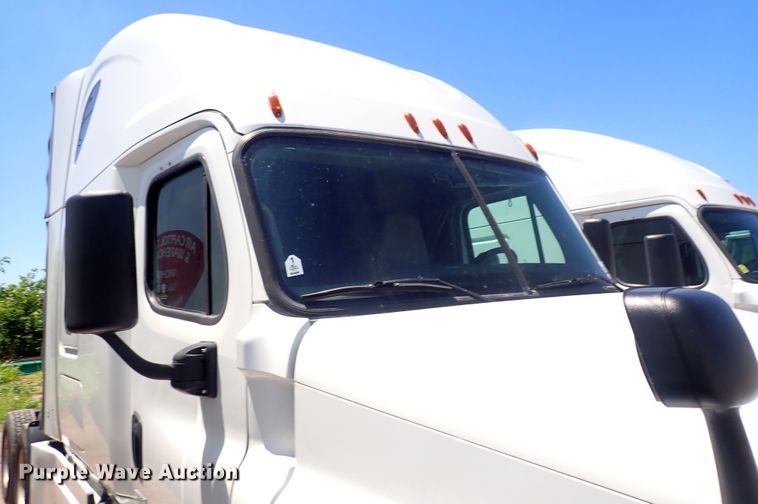 image for item DI1986 2016 Freightliner Cascadia  semi truck