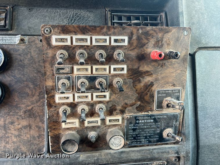 image for item DJ7743 1988 Kenworth  semi truck