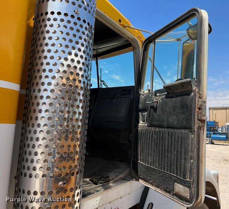 image for item DJ7743 1988 Kenworth  semi truck