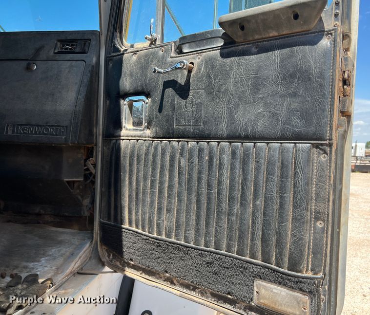 image for item DJ7743 1988 Kenworth  semi truck