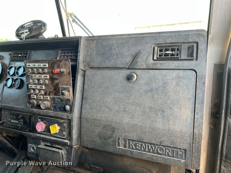 image for item DJ7743 1988 Kenworth  semi truck