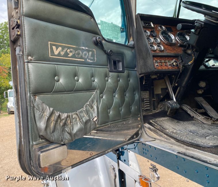 image for item DK6442 2001 Kenworth W900  semi truck