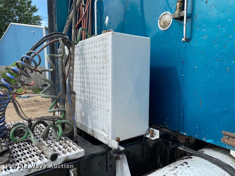 image for item DK6442 2001 Kenworth W900  semi truck