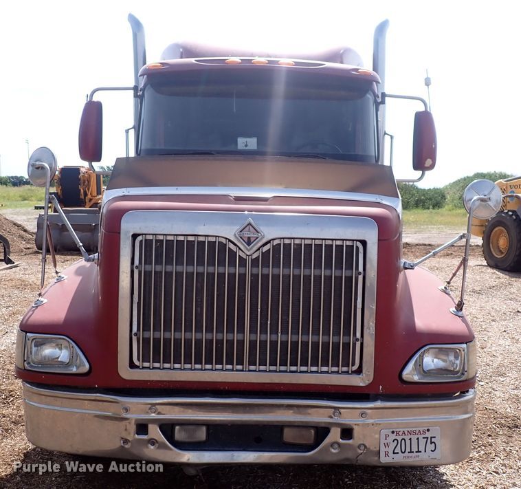 image for item DN0481 2005 International 9400i  semi truck