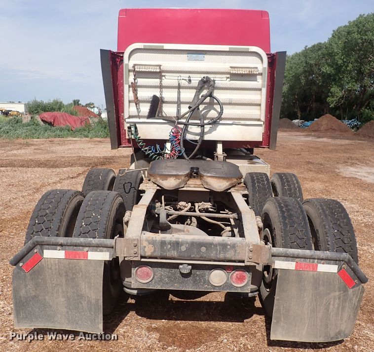 image for item DN0481 2005 International 9400i  semi truck