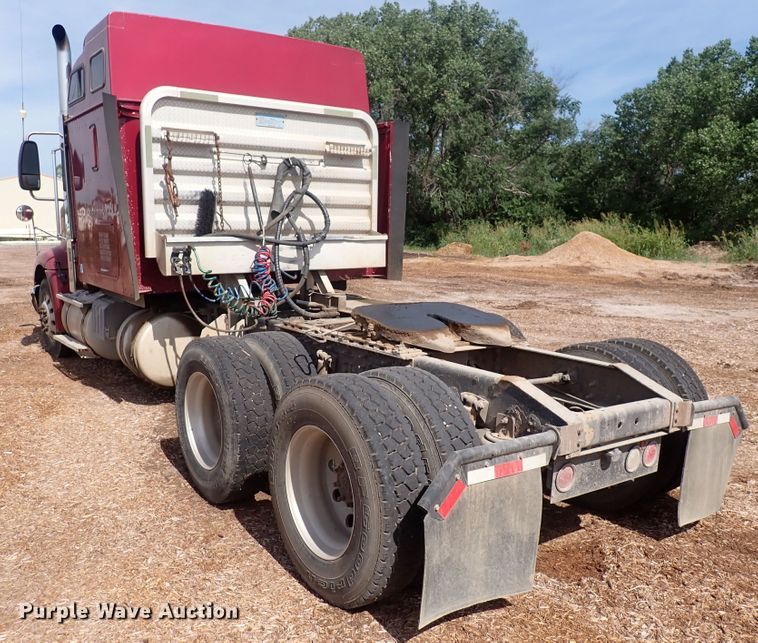 image for item DN0481 2005 International 9400i  semi truck