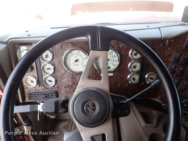 image for item DN0481 2005 International 9400i  semi truck