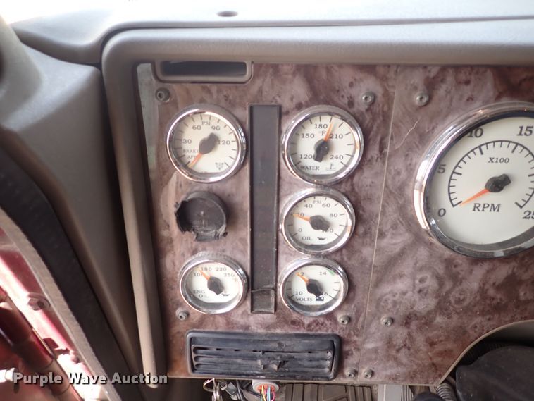 image for item DN0481 2005 International 9400i  semi truck