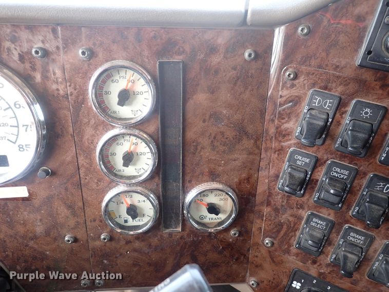 image for item DN0481 2005 International 9400i  semi truck