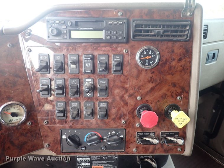 image for item DN0481 2005 International 9400i  semi truck