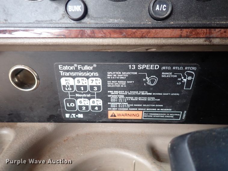 image for item DN0481 2005 International 9400i  semi truck