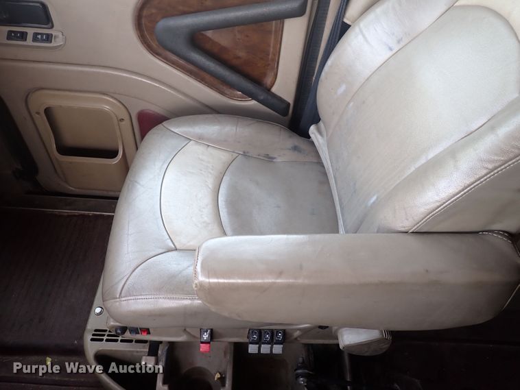 image for item DN0481 2005 International 9400i  semi truck