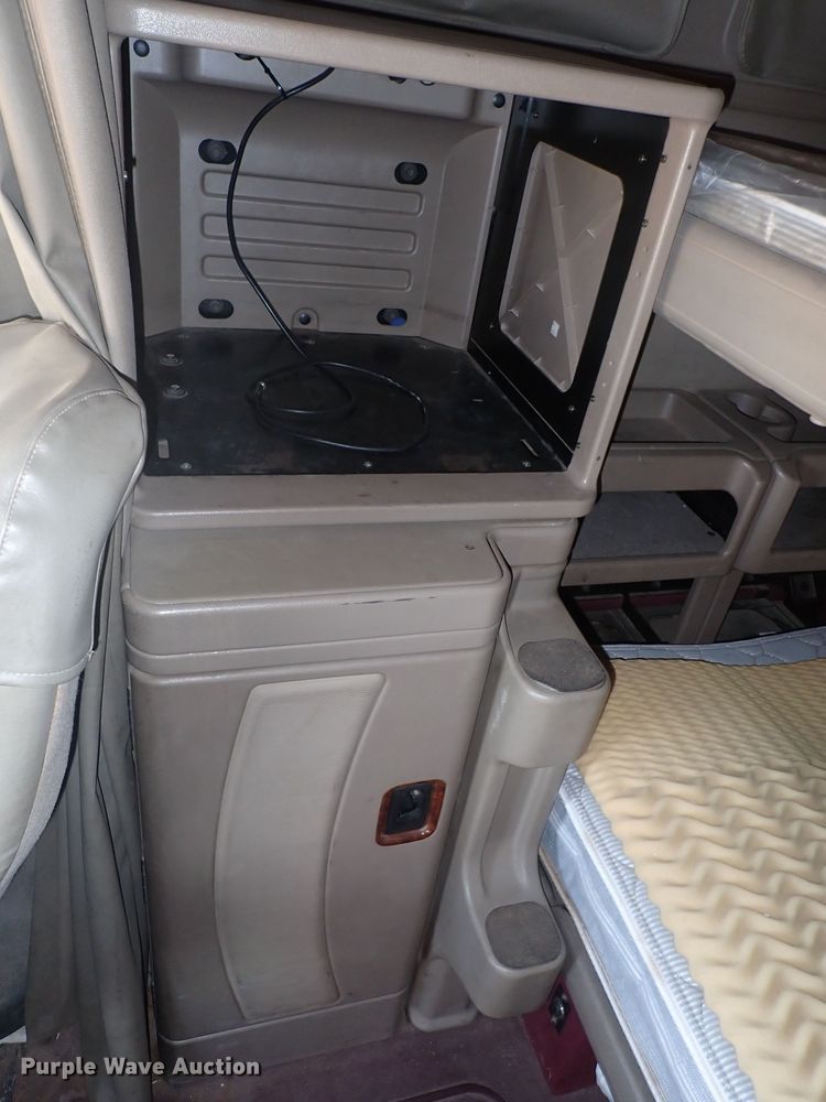 image for item DN0481 2005 International 9400i  semi truck