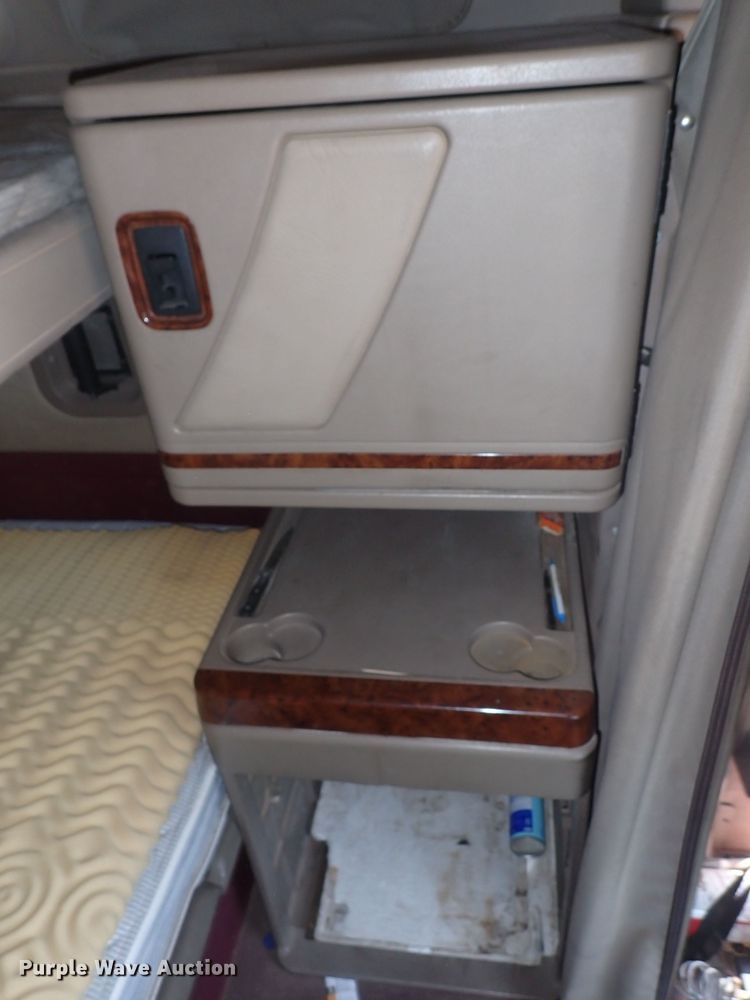 image for item DN0481 2005 International 9400i  semi truck