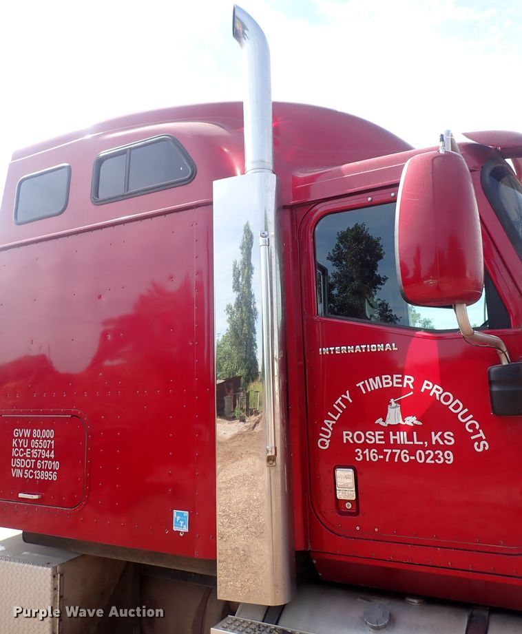 image for item DN0481 2005 International 9400i  semi truck