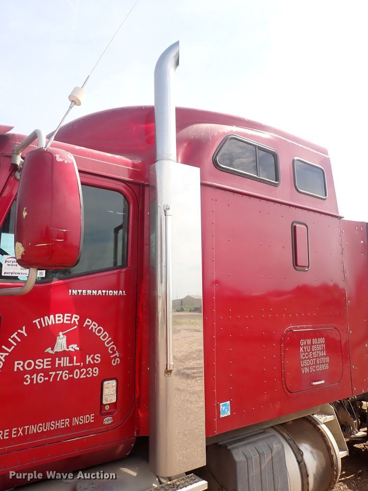 image for item DN0481 2005 International 9400i  semi truck