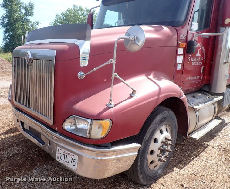 image for item DN0481 2005 International 9400i  semi truck