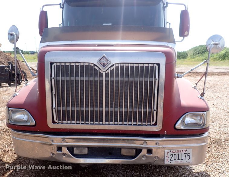 image for item DN0481 2005 International 9400i  semi truck