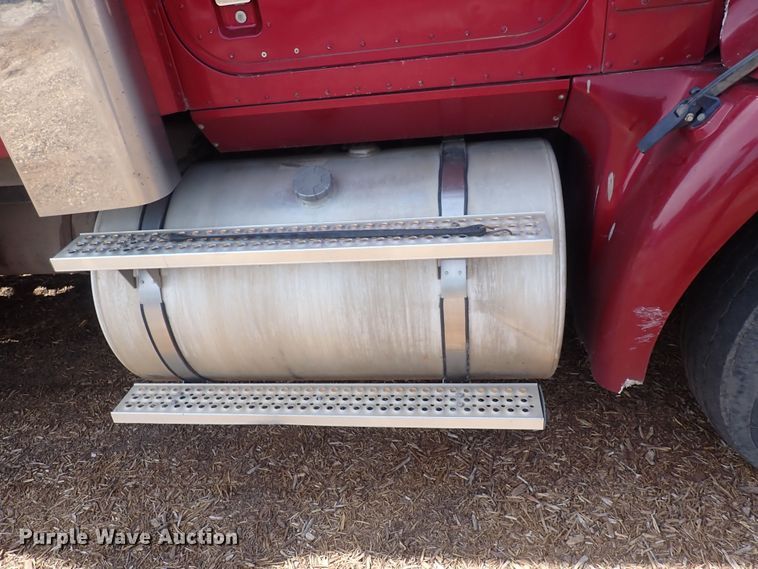 image for item DN0481 2005 International 9400i  semi truck