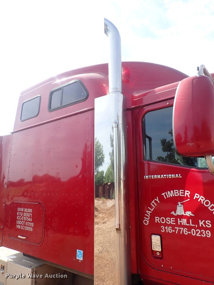 image for item DN0481 2005 International 9400i  semi truck