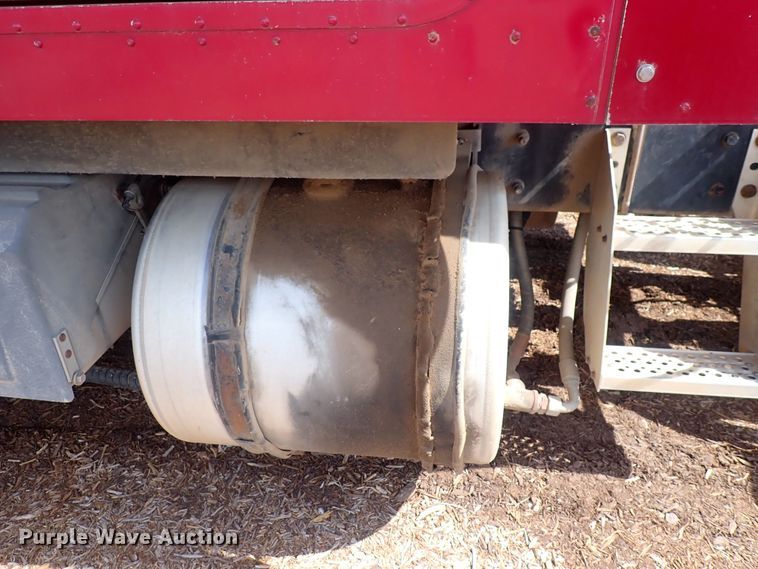 image for item DN0481 2005 International 9400i  semi truck