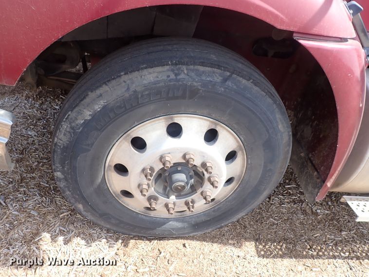 image for item DN0481 2005 International 9400i  semi truck