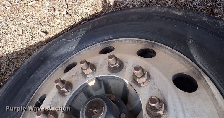 image for item DN0481 2005 International 9400i  semi truck