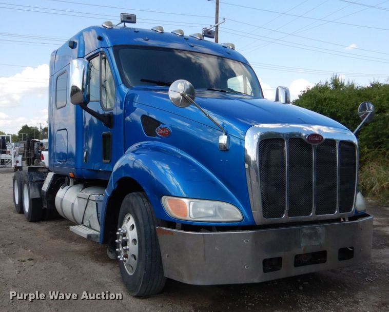 image for item DO1540 2008 Peterbilt 387  semi truck