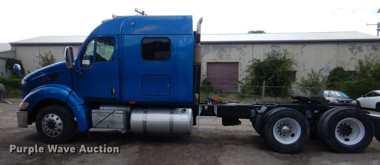 image for item DO1540 2008 Peterbilt 387  semi truck