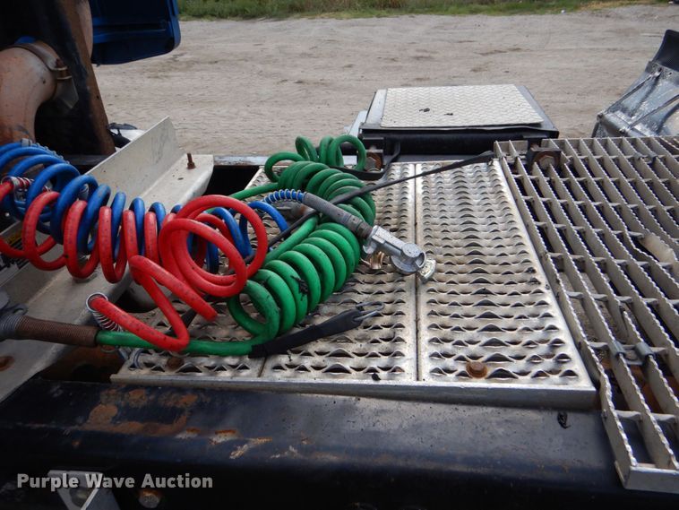 image for item DO1540 2008 Peterbilt 387  semi truck