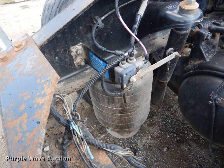 image for item DO1540 2008 Peterbilt 387  semi truck