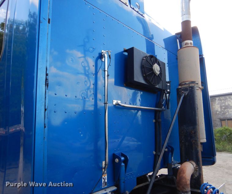 image for item DO1540 2008 Peterbilt 387  semi truck