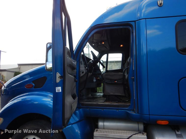 image for item DO1540 2008 Peterbilt 387  semi truck