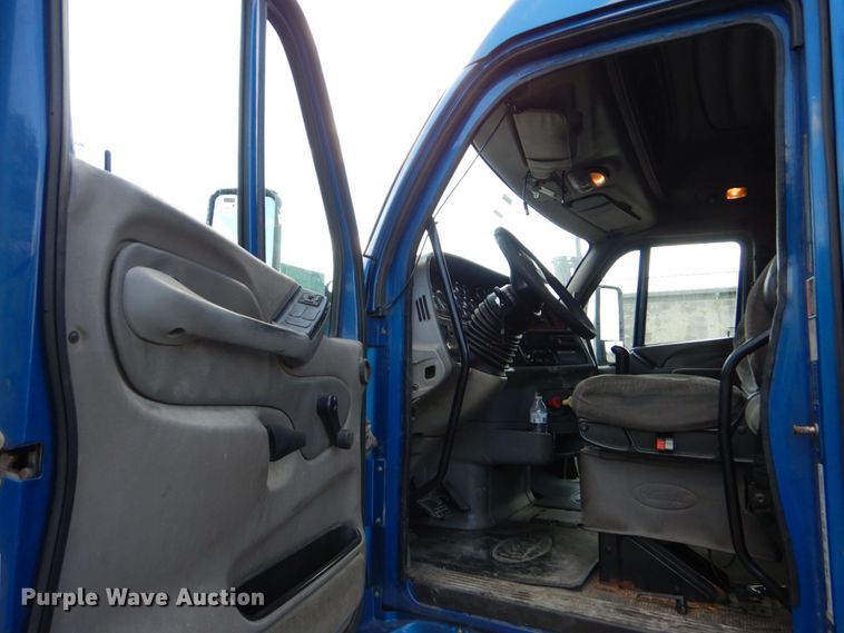 image for item DO1540 2008 Peterbilt 387  semi truck