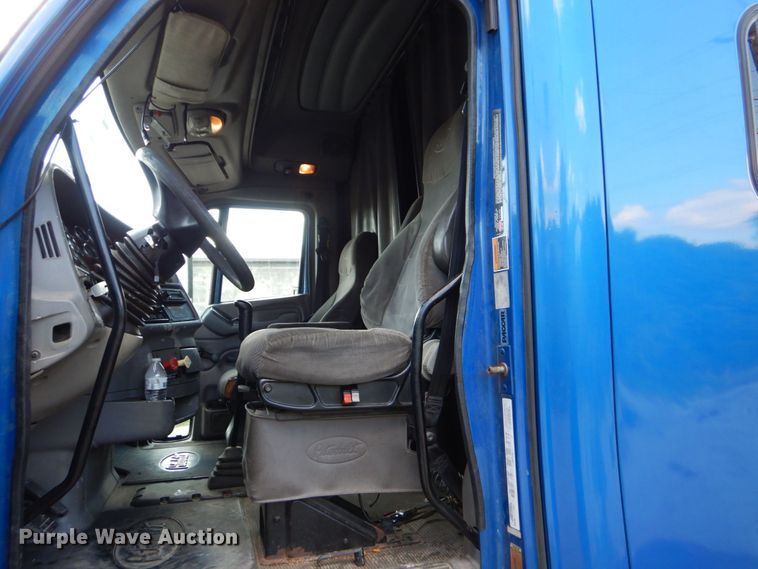 image for item DO1540 2008 Peterbilt 387  semi truck