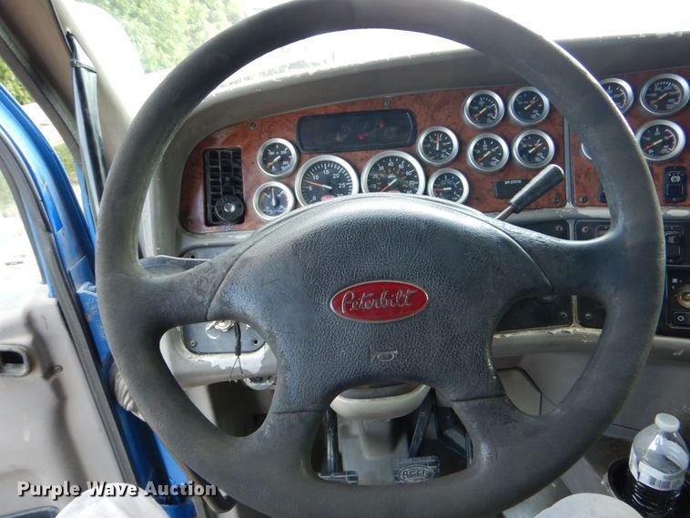 image for item DO1540 2008 Peterbilt 387  semi truck