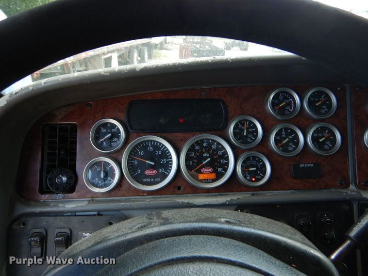 image for item DO1540 2008 Peterbilt 387  semi truck