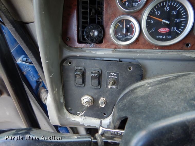 image for item DO1540 2008 Peterbilt 387  semi truck