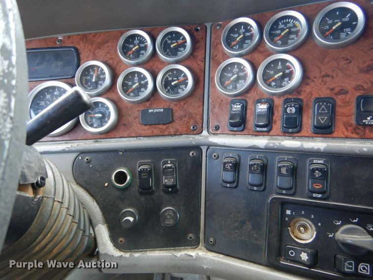 image for item DO1540 2008 Peterbilt 387  semi truck