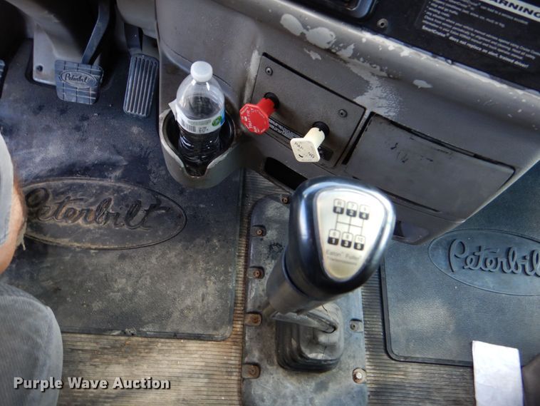 image for item DO1540 2008 Peterbilt 387  semi truck